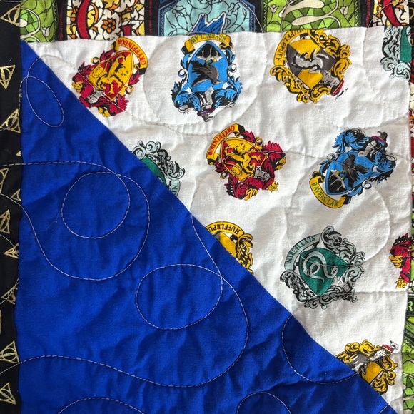 Charming Harry Potter Handmade Quilt with House Crest - Picture 4 of 10